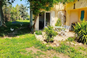 Offrez-vous un séjour dans notre gîte à Entressen Une grande piscine pour se rafraîchir ,un espace de jeux pour enfants pour des heures de divertissement Un terrain de pétanque pour des parties endiab
